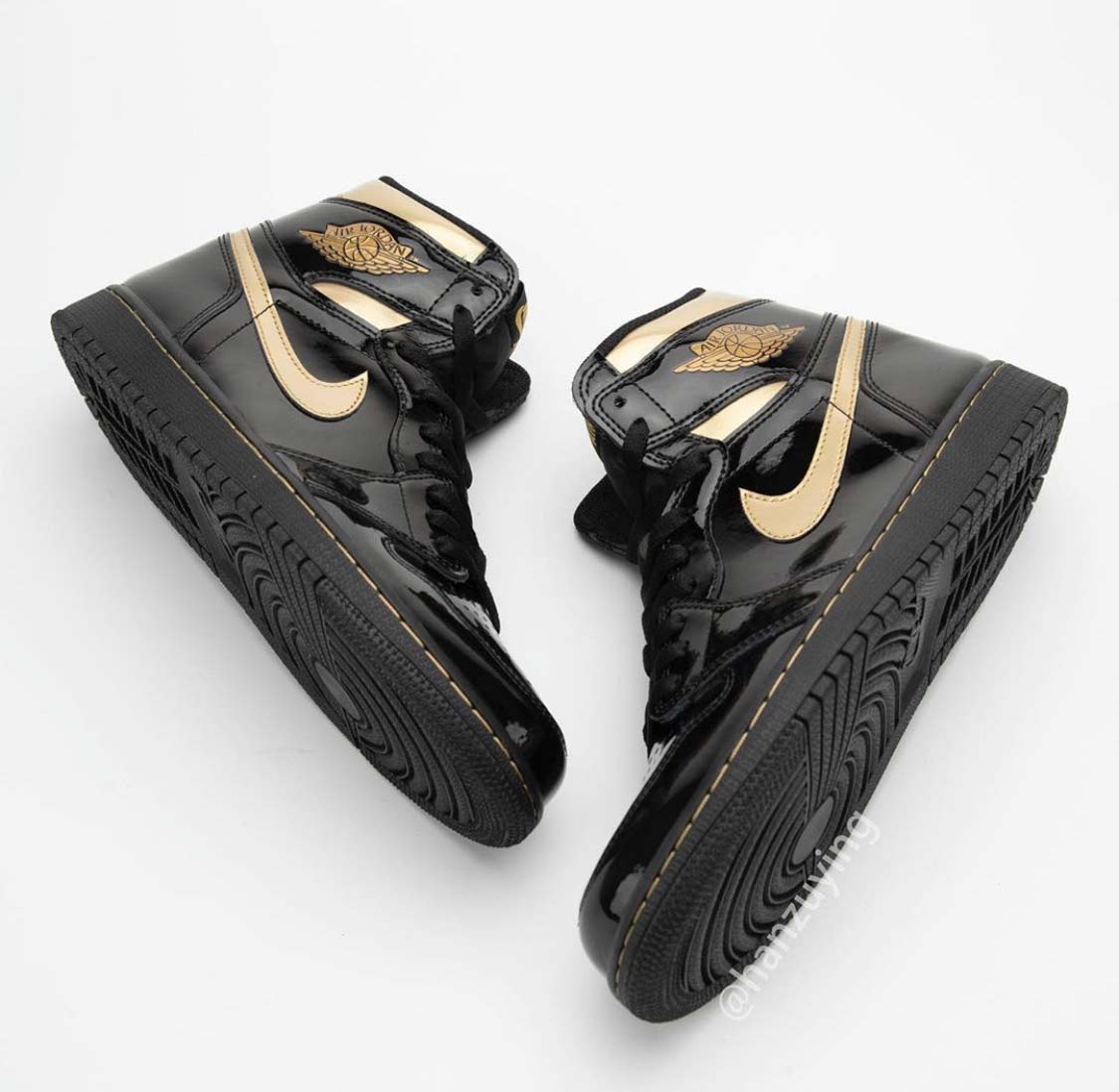 Nike Air Jordan 1 "Metallic Gold"